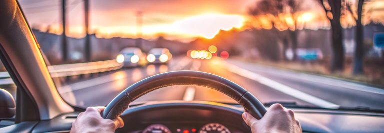10 essential tips for driving safely in Crete (what locals know) The image shows someone driving a car (freepik.com)