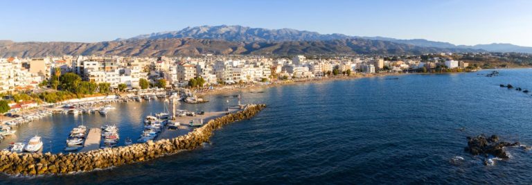 Heraklion to Chania: The best one-way car rental tips. The image shows a view of Crete